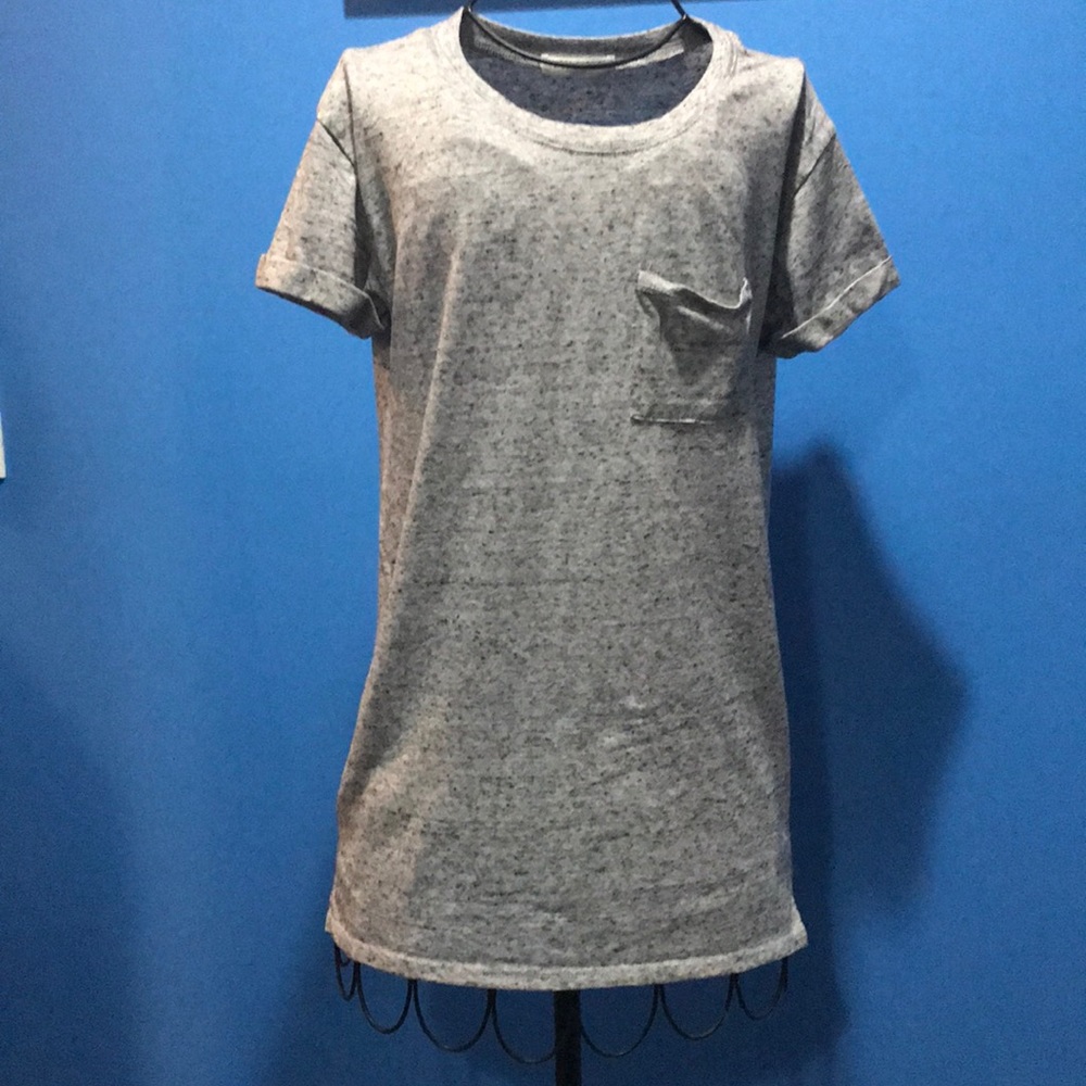 Cute and comfy grey t-shirt with pocket!!!
